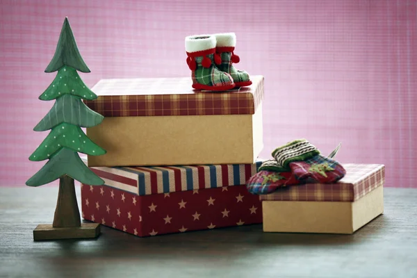 Los regalos de Navidad en una mesa —  Fotos de Stock