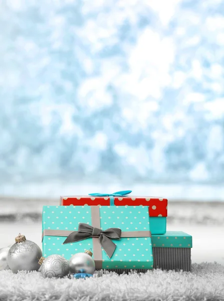 Presentes de Natal no tapete — Fotografia de Stock
