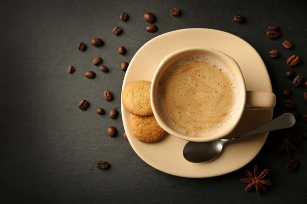Filiżankę kawy na szarym tle — Zdjęcie stockowe
