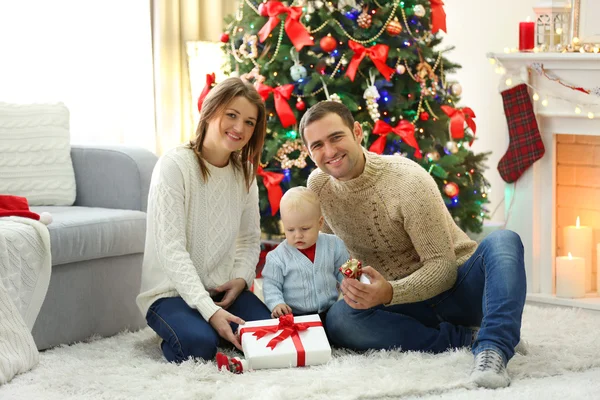 Natale ritratto di famiglia in casa soggiorno vacanza — Foto Stock