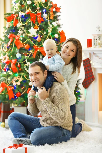 Weihnachtliches Familienporträt im heimischen Wohnzimmer — Stockfoto