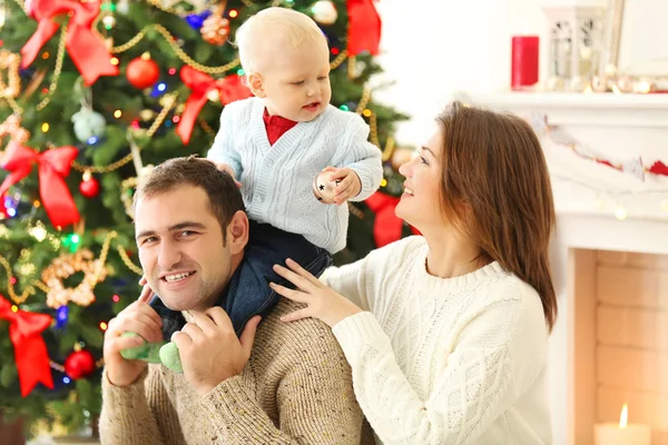 Retrato familiar de Navidad en casa sala de estar de vacaciones —  Fotos de Stock