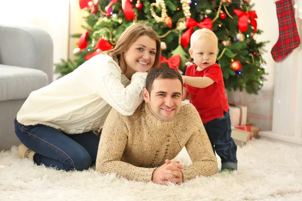 Retrato de família de Natal em casa férias sala de estar — Fotografia de Stock