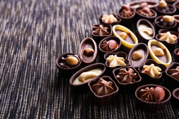 Шоколадные конфеты на фоне ткани — стоковое фото