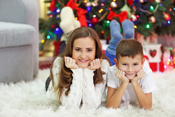 Mamma med son nära julgran — Stockfoto