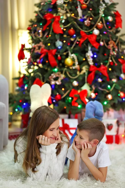 クリスマス ツリーの近くの息子を持つ母 — ストック写真