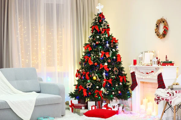 Árbol de Navidad con regalos debajo — Foto de Stock