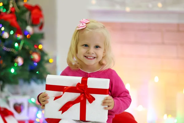 Fille drôle avec des boîtes-cadeaux — Photo