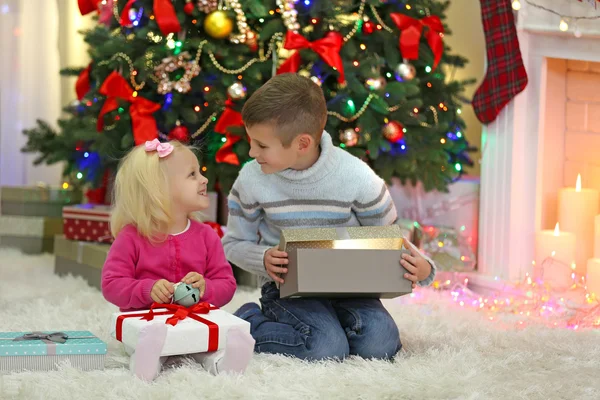 Grappige kinderen met geschenkdozen — Stockfoto