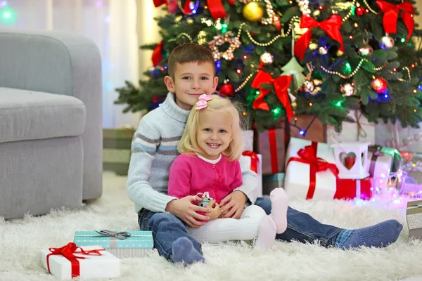 Lustige Kinder mit Geschenkschachteln — Stockfoto