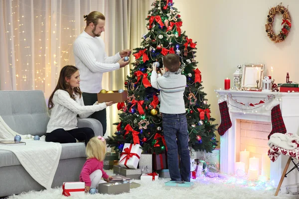Famiglia Decorazione Albero Natale Casa Soggiorno Vacanza — Foto Stock