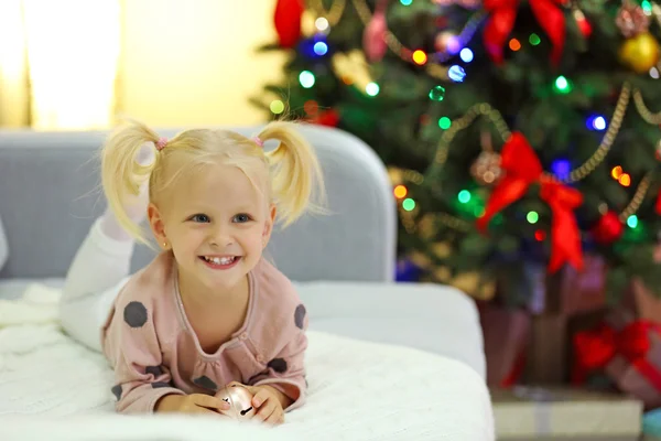 Смешная девчонка в Рождественской комнате — стоковое фото