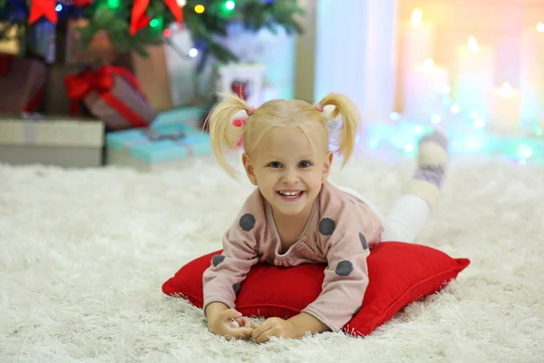 Rolig tjej i Christmas room — Stockfoto