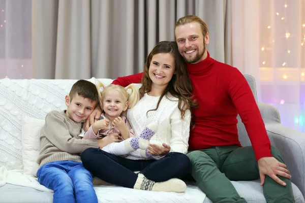 Christmas familj i holiday living room — Stockfoto