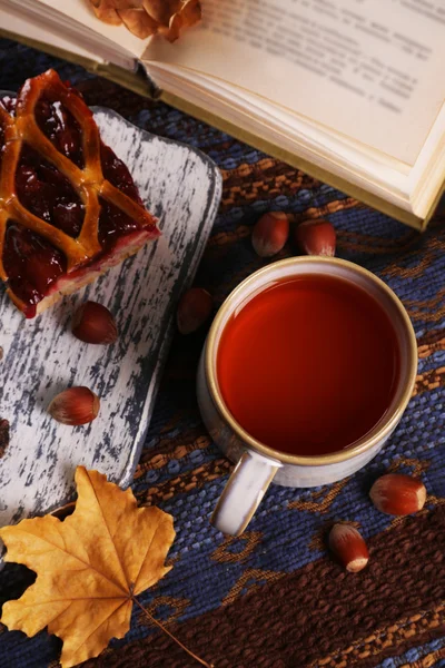 Kopje thee met herfst decor — Stockfoto