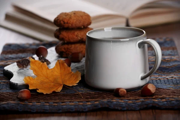 Kopje thee met herfst decor — Stockfoto