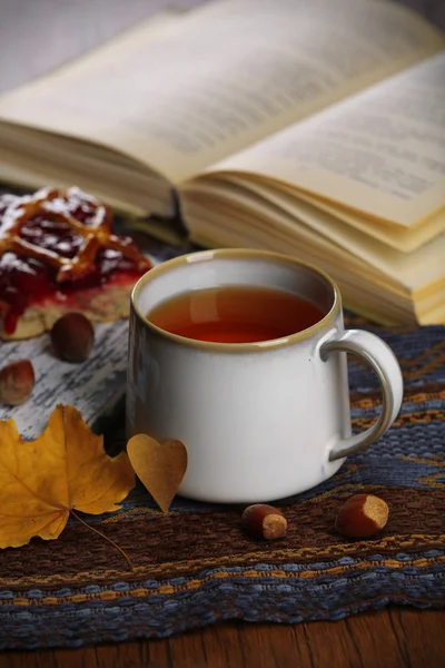 Kopje thee met herfst decor — Stockfoto