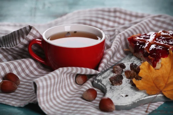 Kopje thee met herfst decor — Stockfoto