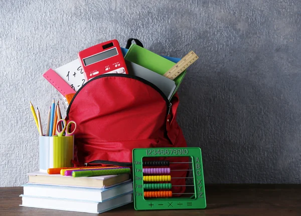 Mochila com material escolar — Fotografia de Stock