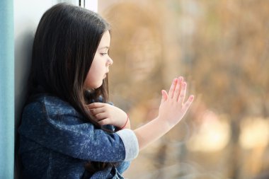 Küçük kız birini bekliyor