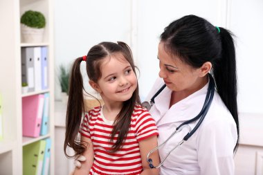 Doktor ve çocuk ofiste