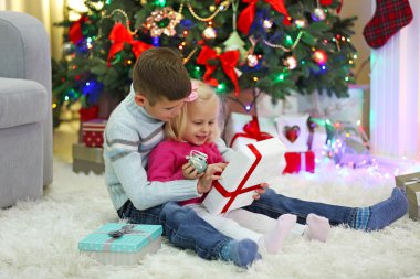 Hediye kutuları ile komik çocuklar