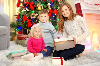 Anne ile kızı ve oğlu Noel ağacı yakınındaki