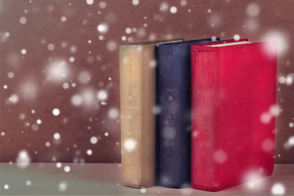 Książki na półce nad śnieg życie — Zdjęcie stockowe