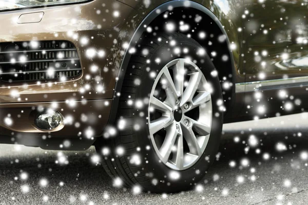 Auto op weg met sneeuw — Stockfoto