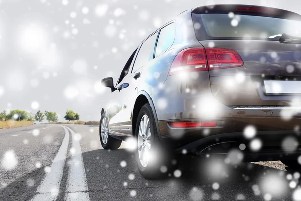 Carro na estrada com neve — Fotografia de Stock