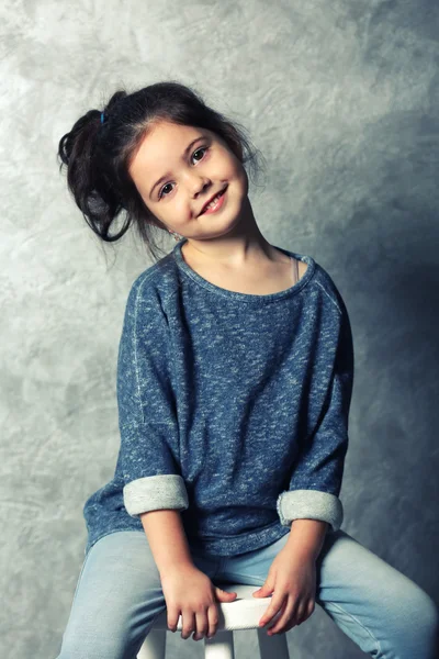 Porträt eines kleinen Mode-Mädchens — Stockfoto