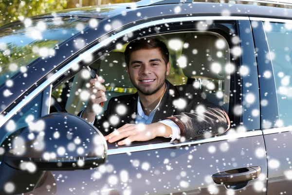 Uomo in auto con effetto neve — Foto Stock