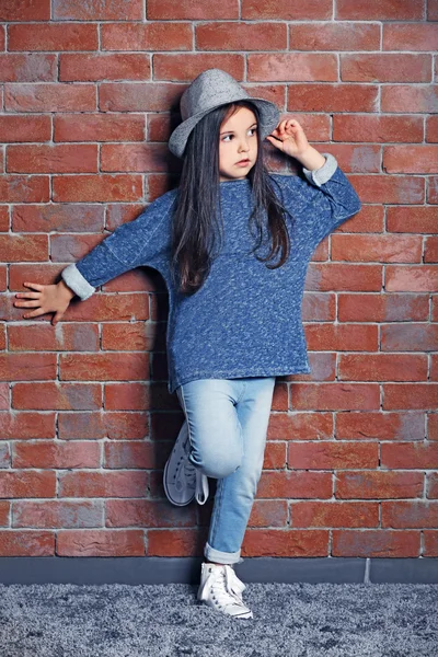 Ritratto di bambina di moda — Foto Stock
