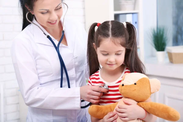 Médecin examinant un enfant dans le bureau — Photo