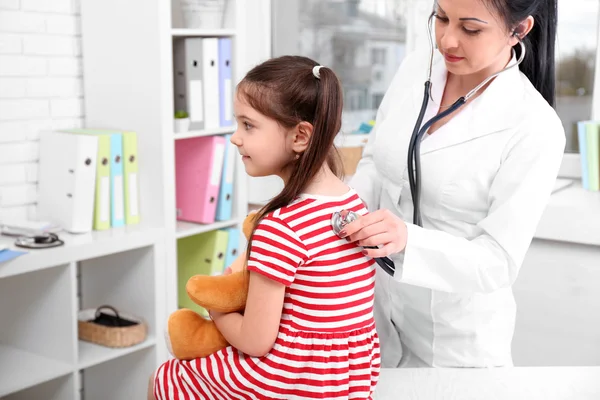 Médico examinando a un niño en la oficina — Foto de Stock