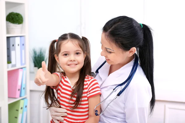 Docteur et enfant dans le bureau — Photo