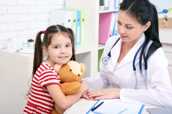 Médico y niño en el consultorio —  Fotos de Stock