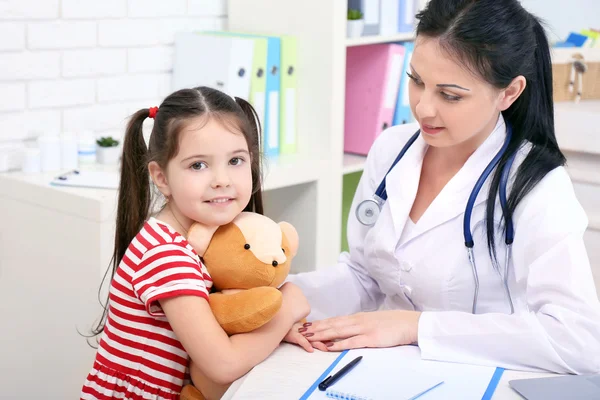 Docteur et enfant dans le bureau — Photo