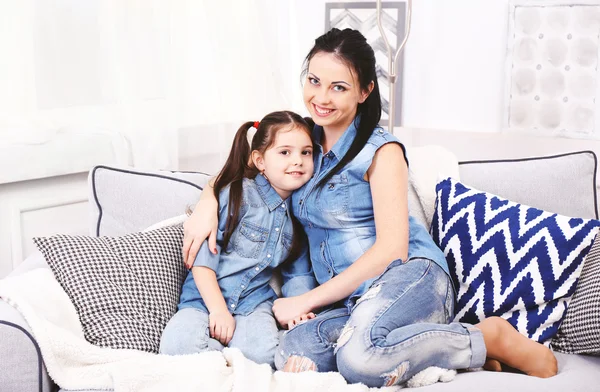 Madre e figlia sul divano — Foto Stock