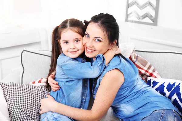 Mother and daughter on the sofa — Stock Photo, Image