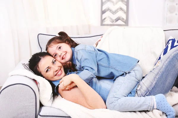 Madre e figlia sul divano — Foto Stock