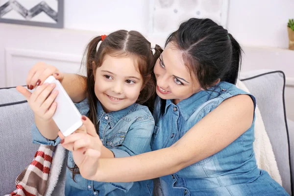 Mère et fille faisant selfie — Photo