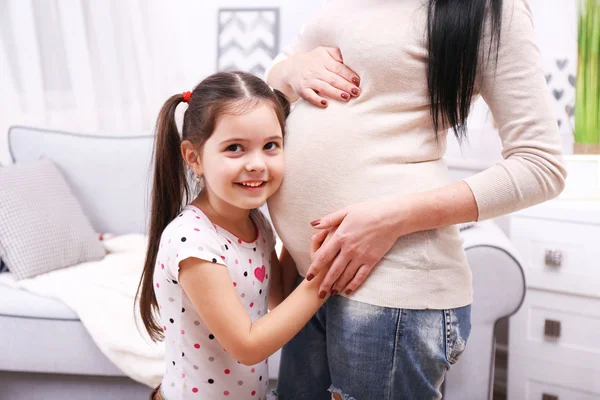 Mãe e filha grávidas — Fotografia de Stock