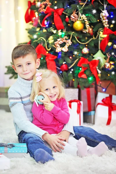 Grappige kinderen met geschenkdozen — Stockfoto