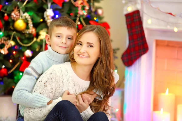 Madre con figlio vicino all'albero di Natale — Foto Stock