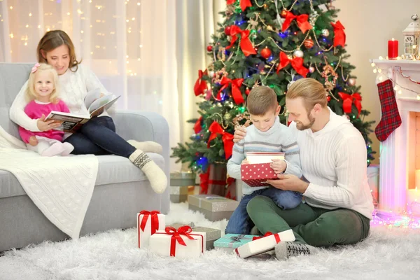 Weihnachtsfamilie im Urlaubs-Wohnzimmer — Stockfoto