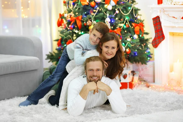 Weihnachtsfamilie im Urlaubs-Wohnzimmer — Stockfoto