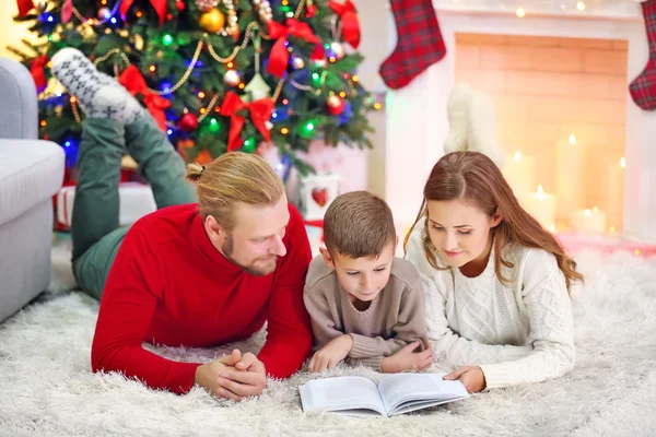 Christmas familj i holiday living room — Stockfoto