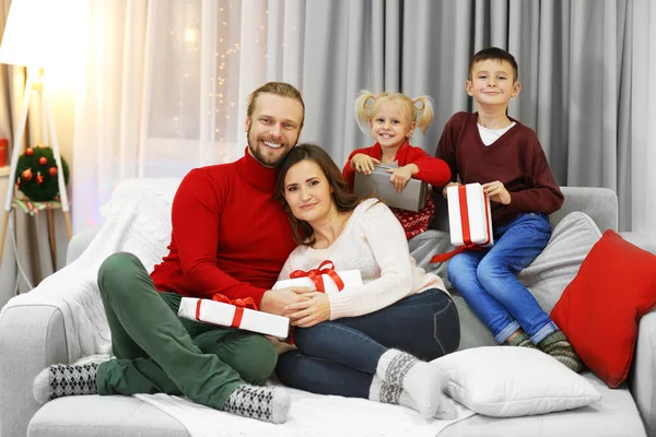 Famiglia di Natale in soggiorno vacanza — Foto Stock