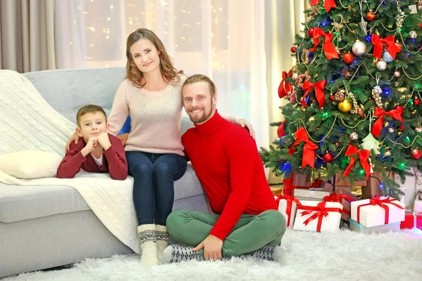 Família de Natal na sala de estar de férias — Fotografia de Stock